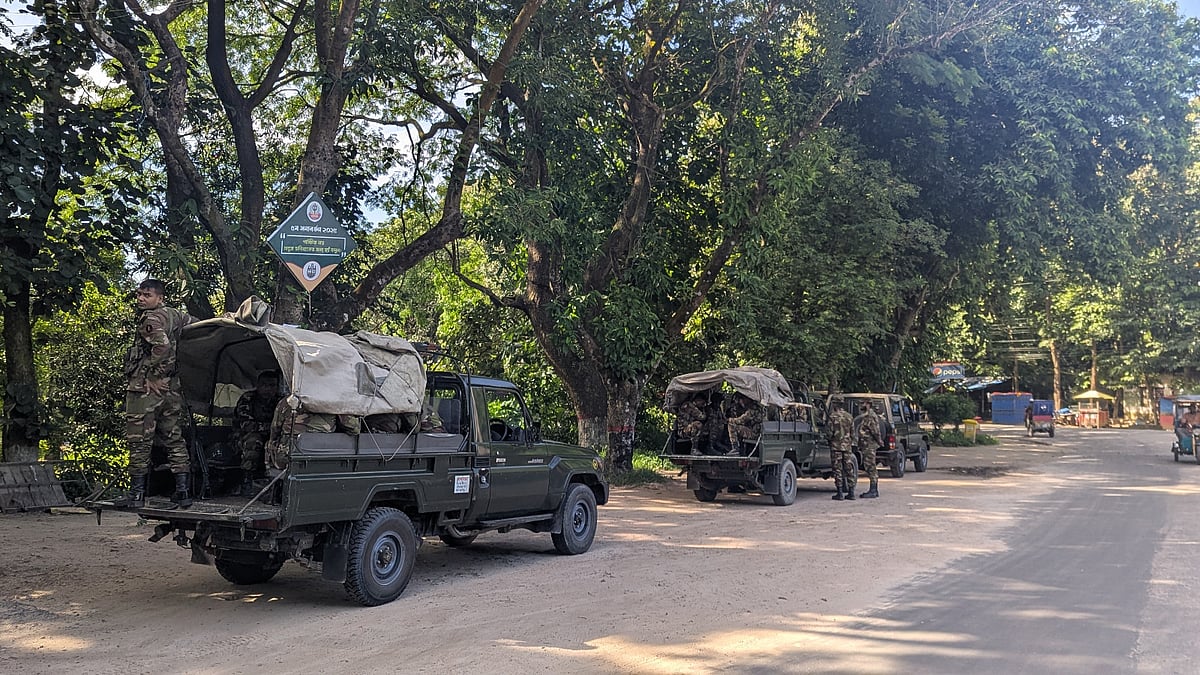 চট্টগ্রাম বিশ্ববিদ্যালয়ের শহীদ মিনার এলাকায় সেনাবাহিনীর সদস্যদের অবস্থান। আজ সকাল নয়টায় তোলা