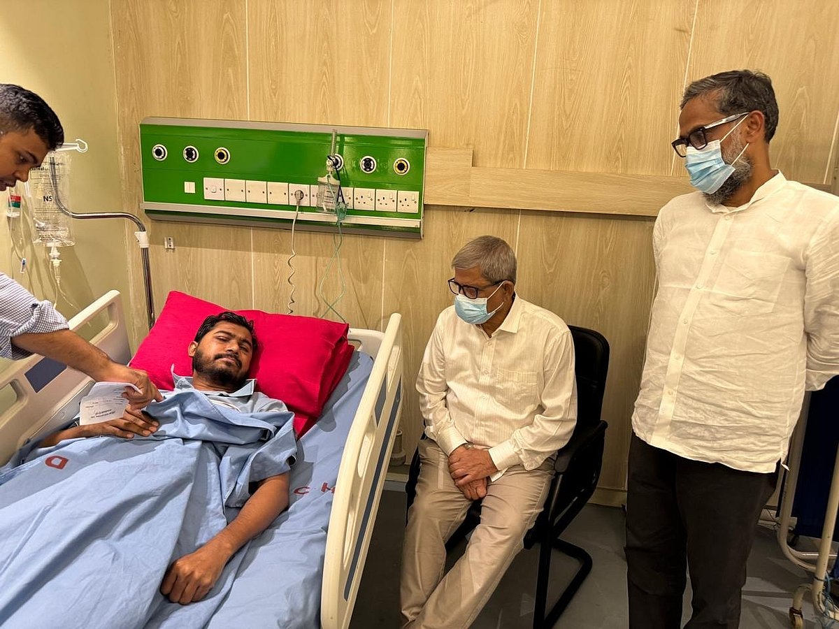 গণ অধিকার পরিষদের সভাপতি নুরুল হককে দেখতে ঢাকা মেডিকেল কলেজ হাসপাতালে বিএনপির মহাসচিব মির্জা ফখরুল ইসলাম আলমগীর। আজ মঙ্গলবার দুপুরে