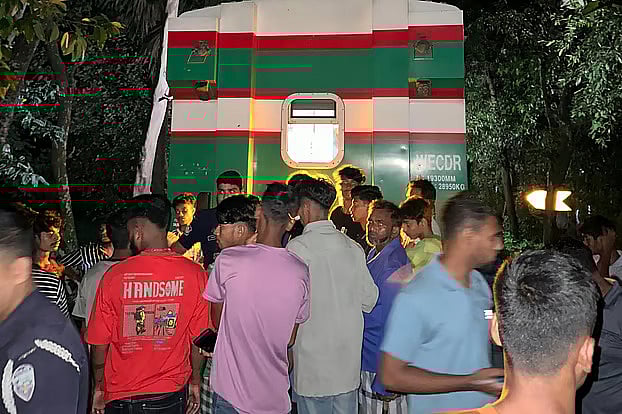 কক্সবাজার থেকে ঢাকাগামী পর্যটক এক্সপ্রেস ট্রেনের ইঞ্জিনের বাফার হুক ভেঙে গিয়ে ইঞ্জিন থেকে ১৮ বগি বিচ্ছিন্ন হয়ে পড়ে। গতকাল রাত সাড়ে ১১টায় চট্টগ্রামের পটিয়ার গিনিশ চৌধুরী বাজার এলাকায়