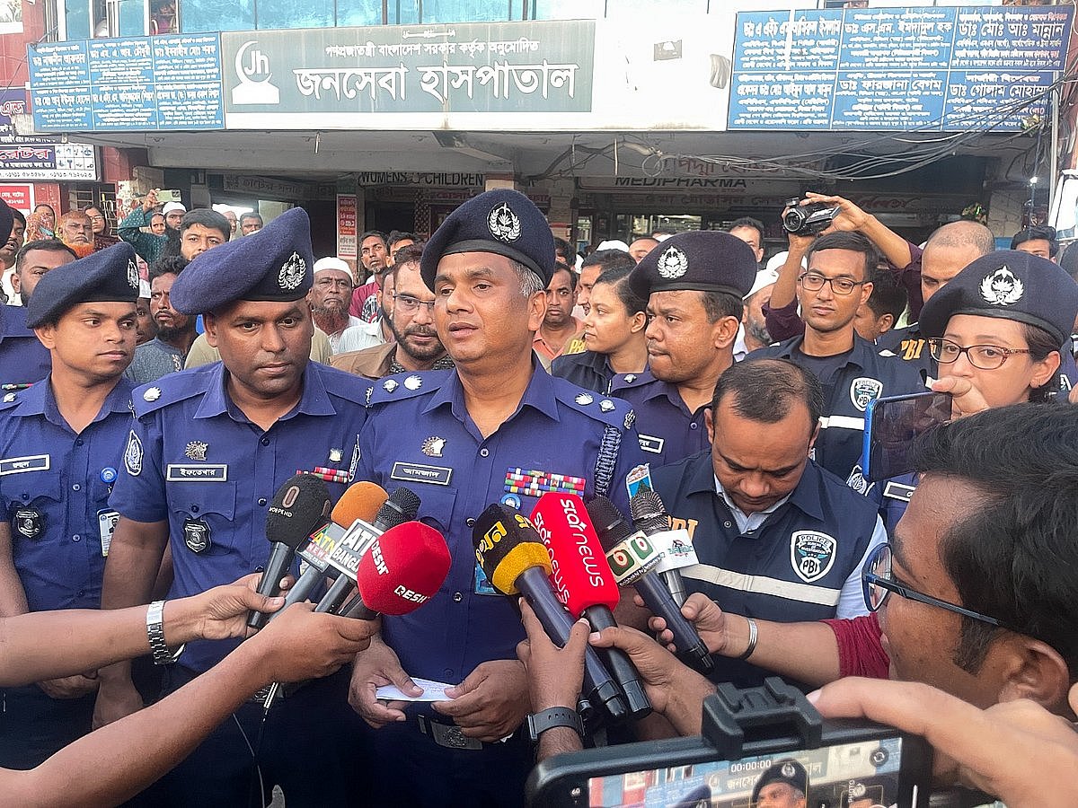 নাটোরের পুলিশ সুপার মোহাম্মদ আমজাদ হোসেন আজ মঙ্গলবার সন্ধ্যায় জনসেবা হাসপাতালের সামনে সংবাদ সম্মেলনে বক্তব্য দেন