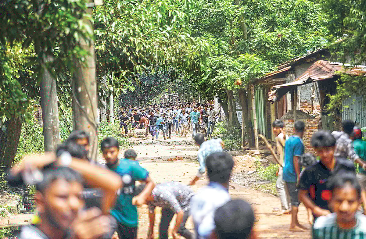 চট্টগ্রাম বিশ্ববিদ্যালয়ের শিক্ষার্থী ও গ্রামবাসীর মধ্যে সংঘর্ষ। রোববার দুপুরে