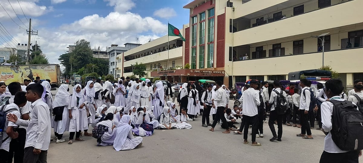 শিক্ষিকার সঙ্গে দুর্ব্যবহারের প্রতিবাদে জেলা প্রশাসকের কার্যালয়ের সামনের সড়কে নোয়াখালী উচ্চ বিদ্যালয়ের শিক্ষার্থীদের অবস্থান কর্মসূচি। আজ বেলা সোয়া এগারোটায়