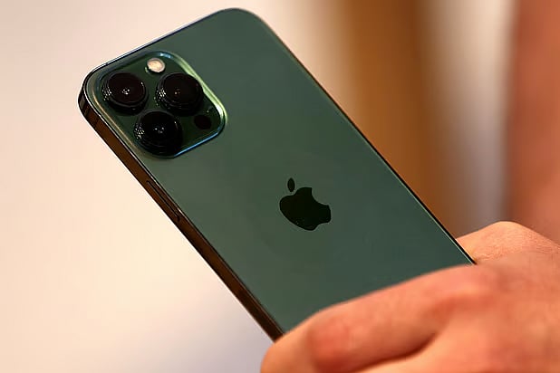 আইফোনে হোয়াটসঅ্যাপ ব্যবহারকারীরা নিরাপত্তাঝুঁকিতে রয়েছেন।