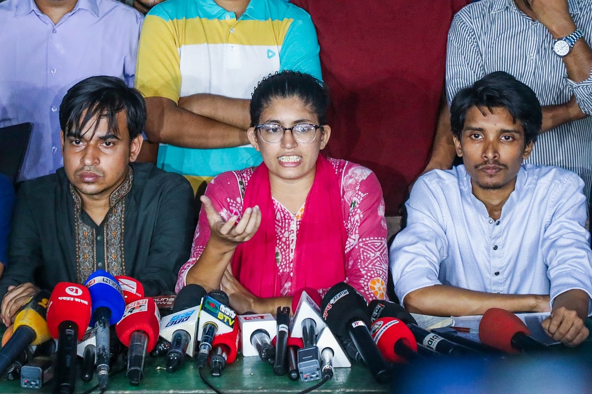 ডাকসু নির্বাচন সামনে রেখে ১১ দফা ইশতেহার ঘোষণা করেন ‘স্বতন্ত্র শিক্ষার্থী ঐক্য’ প্যানেলের ভিপি প্রার্থী উমামা ফাতেমা। ঢাকা, ০২ সেপ্টেম্বর