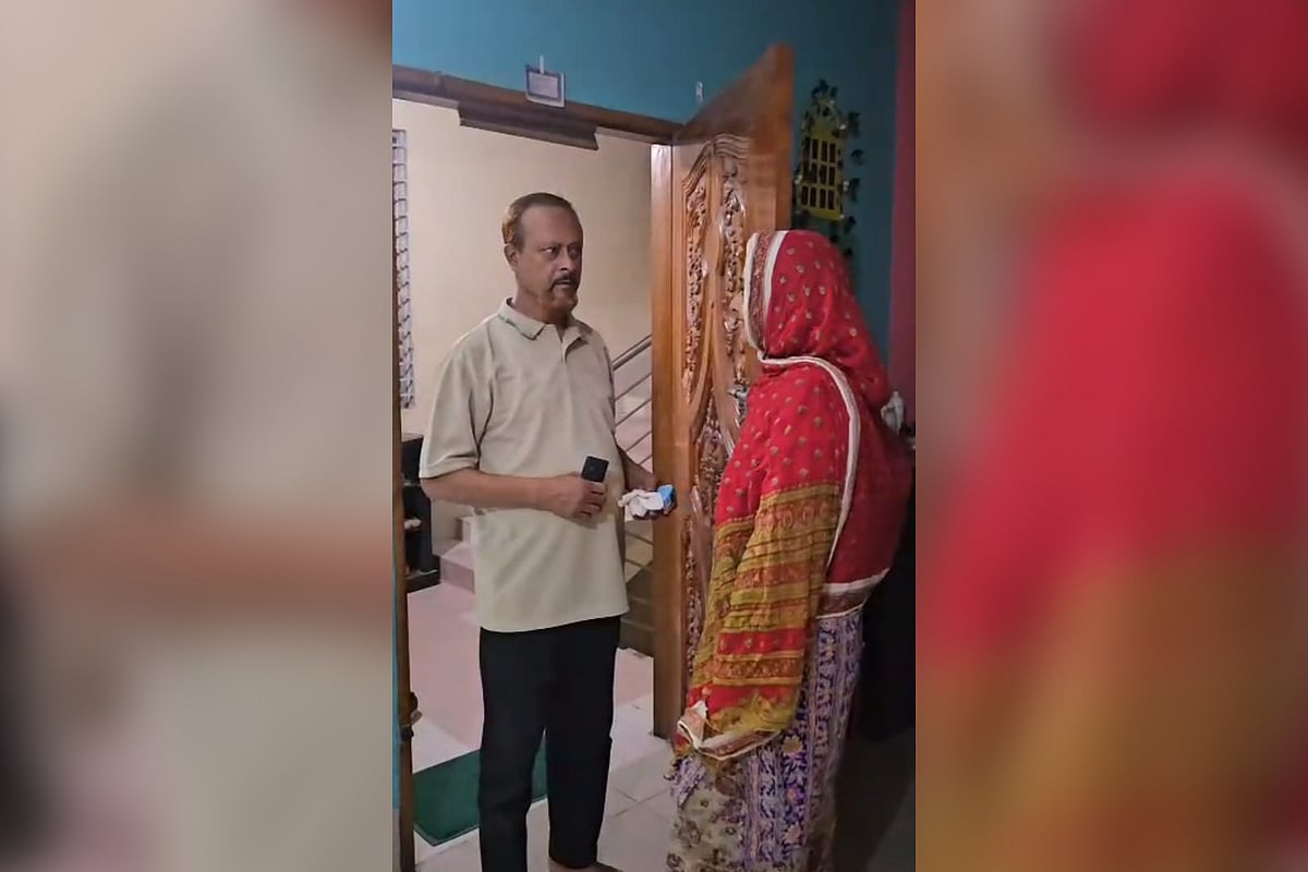 বাবা–মেয়ের ভাইরাল হওয়া দৃশ্য