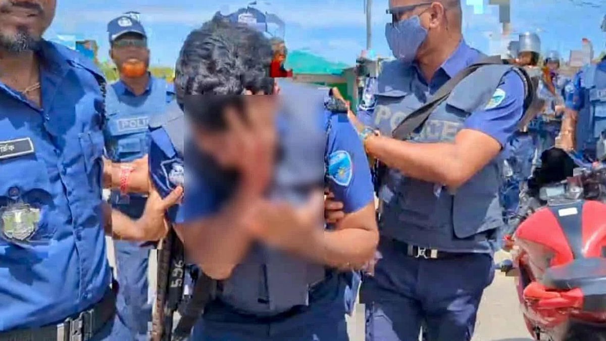 কক্সবাজার শহরের কস্তুরাঘাট এলাকায় বাঁকখালী নদীর জায়গা থেকে অবৈধ স্থাপনা উচ্ছেদের সময় হামলার শিকার হন এক পুলিশ কর্মকর্তা। ইটের আঘাতে তাঁর মাথা ফেটে গেছে