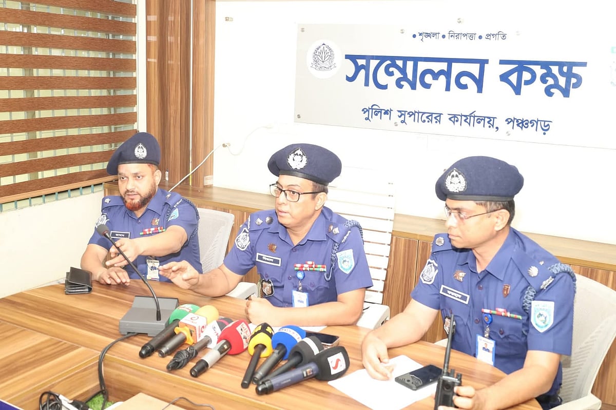 পঞ্চগড়ে নিজ কার্যালয়ে সংবাদ সম্মেলনে কথা বলছেন পুলিশ সুপার মিজানুর রহমান মুন্সী। মঙ্গলবার দুপুরে