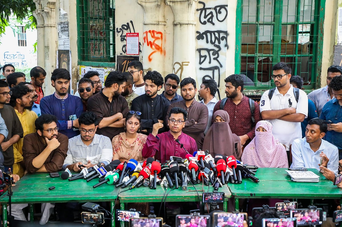 সংবাদ সম্মেলনে কথা বলছেন ডাকসু নির্বাচনে ইসলামী ছাত্রশিবির-সমর্থিত ‘ঐক্যবদ্ধ শিক্ষার্থী জোট’ প্যানেলের জিএস প্রার্থী এস এম ফরহাদ