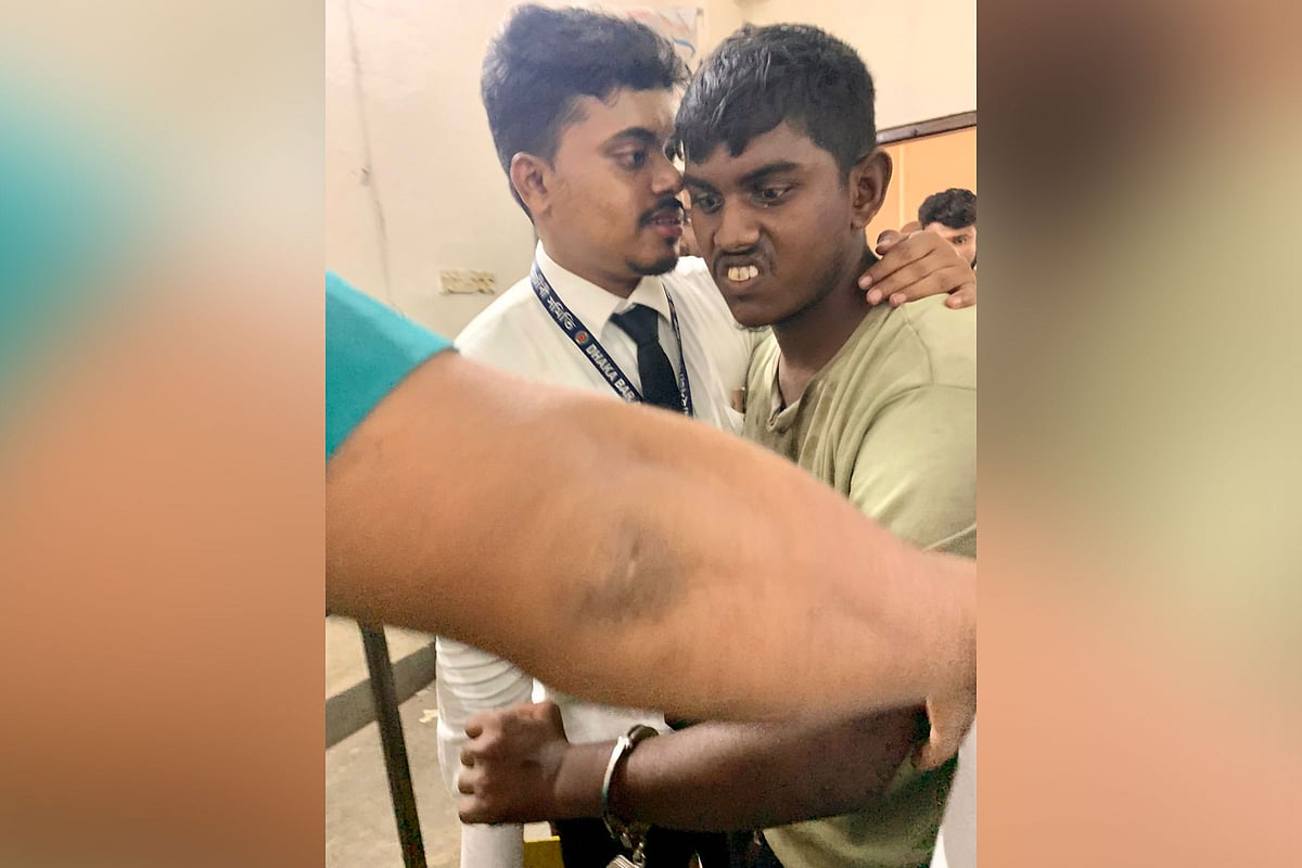 ঢাকার আদালতে গত ২৫ আগস্ট আইনজীবীর সঙ্গে সাঈদ শেখ, যাকে গুলিস্তানে আওয়ামী লীগের মিছিল থেকে গ্রেপ্তার করা হয়েছিল