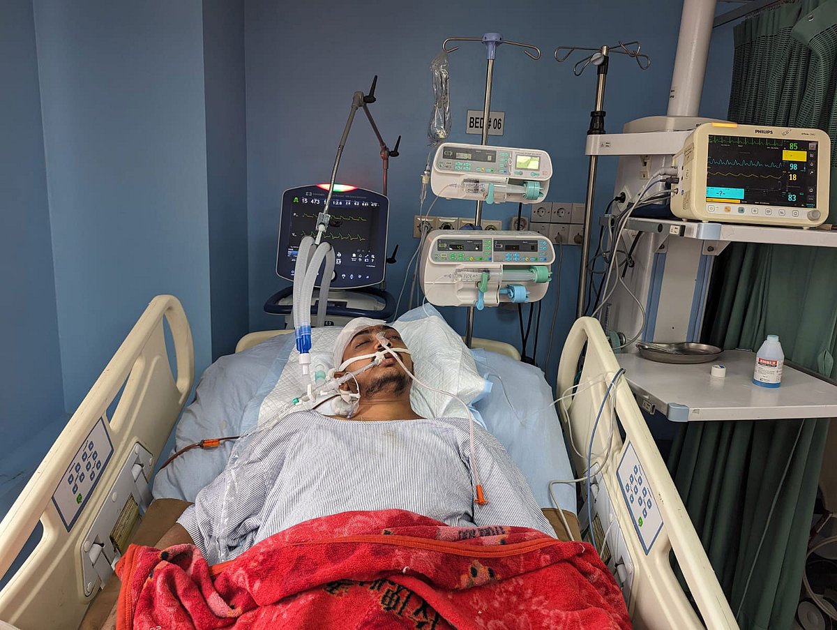 চট্টগ্রাম বিশ্ববিদ্যালয়ে সংঘর্ষে আহত হয়ে নগরের পাঁচলাইশের একটি হাসপাতালের আইসিইউতে চিকিৎসাধীন ইমতিয়াজ আহমেদ। সম্প্রতি তোলা