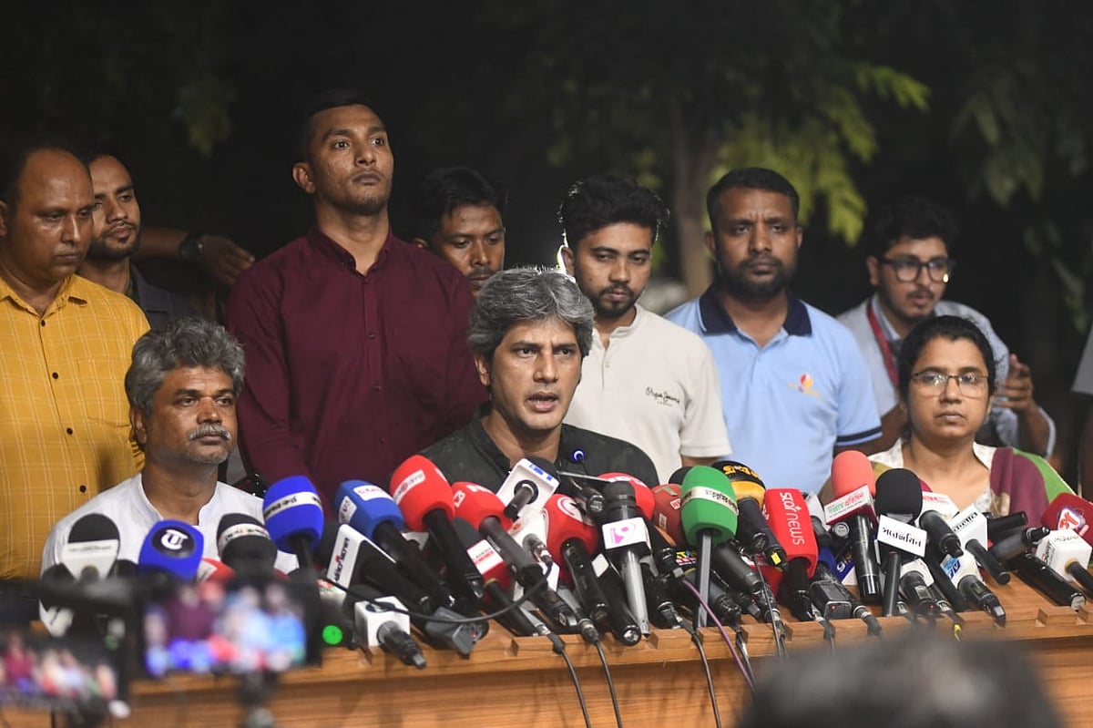 গণসংহতি আন্দোলনের প্রধান সমন্বয়কারী জোনায়েদ সাকি প্রধান উপদেষ্টার সরকারি বাসভবন যমুনার সামনে সাংবাদিকদের সঙ্গে কথা বলেন। ঢাকা, ২ সেপ্টেম্বর ২০২৫