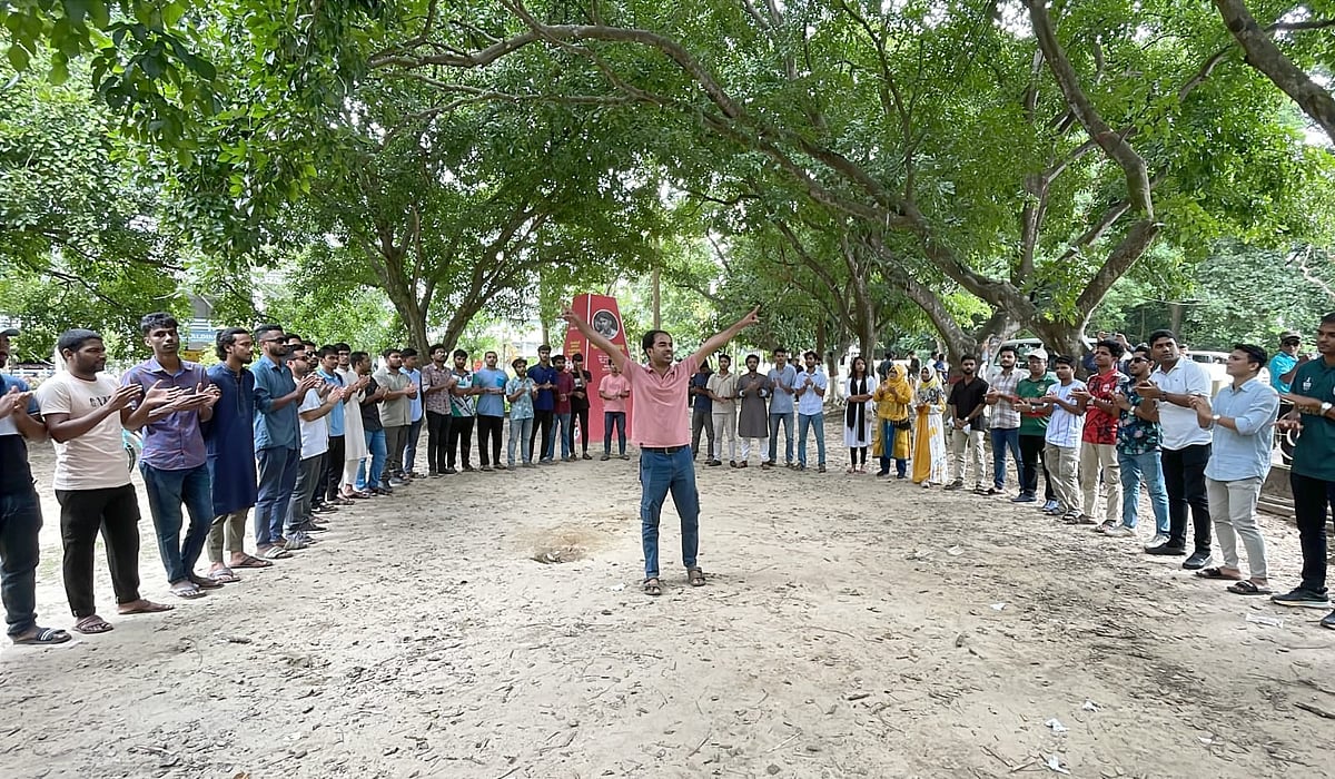 চট্টগ্রাম বিশ্ববিদ্যালয়ের উপাচার্য ও প্রক্টরের পদত্যাগের দাবিতে ছাত্রদলের বিক্ষোভ। আজ দুপুর সাড়ে ১২টার দিকে শহীদ মিনারের সামনে