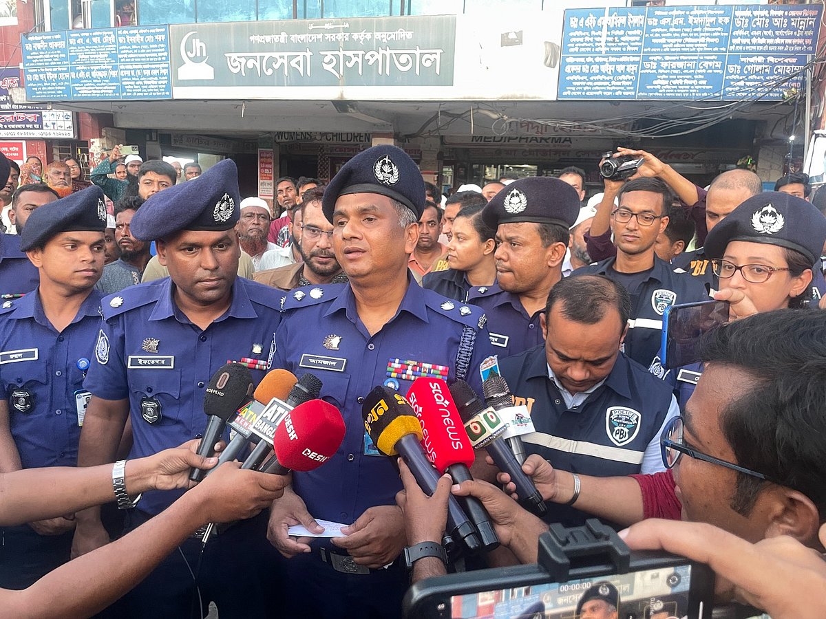 নাটোরের পুলিশ সুপার মোহাম্মদ আমজাদ হোসেন আজ মঙ্গলবার সন্ধ্যায় জনসেবা হাসপাতালের সামনে সংবাদ সম্মেলনে বক্তব্য দেন