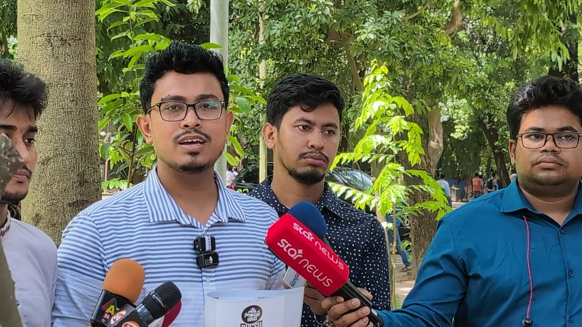 বিশ্ববিদ্যালয়ের ব্যবসায় শিক্ষা অনুষদের সামনে প্রচার শেষে সাংবাদিকদের সঙ্গে কথা বলছেন ভিপি প্রার্থী আবু সাদিক। আজ মঙ্গলবার দুপুরে