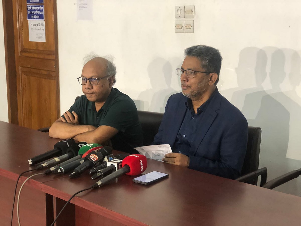 ডাকসু নির্বাচনের প্রধান রিটার্নিং কর্মকর্তা অধ্যাপক মোহাম্মদ জসীম উদ্দিন সংবাদ সম্মেলন করে ছাত্রীকে ‘গণধর্ষণের’ হুমকির ঘটনা তদন্তে দুই সদস্যের তথ্যানুসন্ধান কমিটি করার কথা জানিয়েছেন। আজ মঙ্গলবার বিকেলে বিশ্ববিদ্যালয়ের নবাব নওয়াব আলী চৌধুরী সিনেট ভবনে