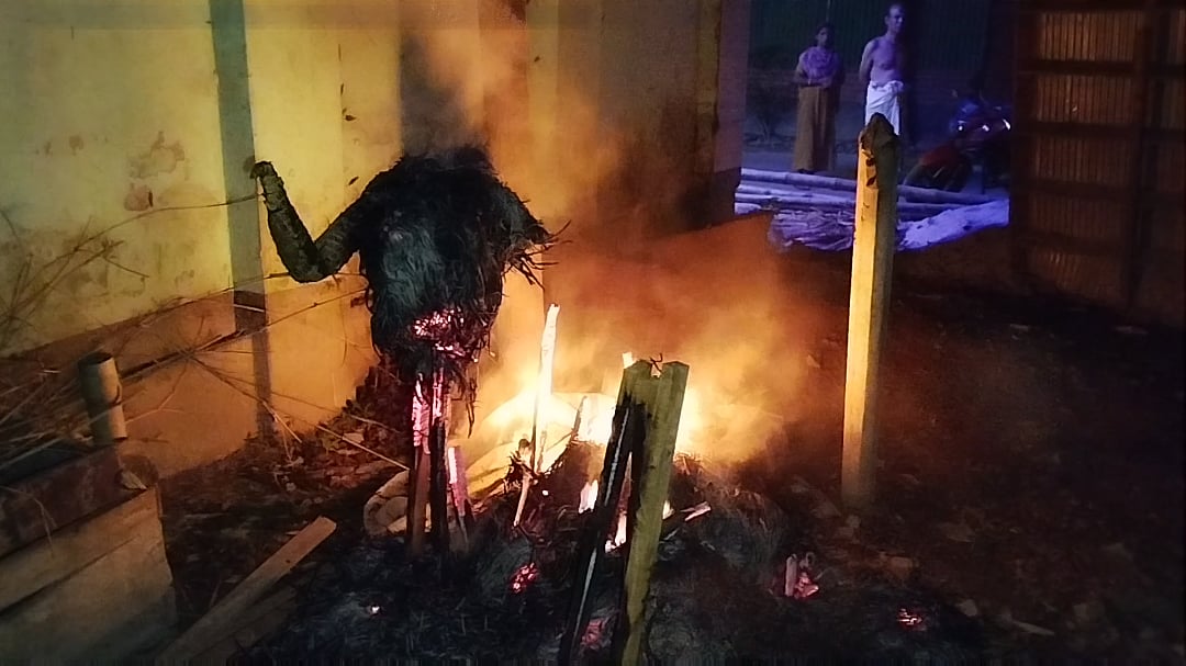 গাইবান্ধার সাদুল্লাপুর উপজেলায় দুর্গাপূজা উপলক্ষে তৈরি করা প্রতিমায় আগুন দিয়েছে দুর্বৃত্তরা। এতে দুর্গা, লক্ষ্মী, সরস্বতী, কার্তিক ও গণেশসহ প্রতিমা তৈরির বিভিন্ন সরঞ্জাম পুড়ে গেছে। সোমবার দিবাগত রাত একটার দিকে উপজেলার কামারপাড়া হামিন্দপুর এলাকায়