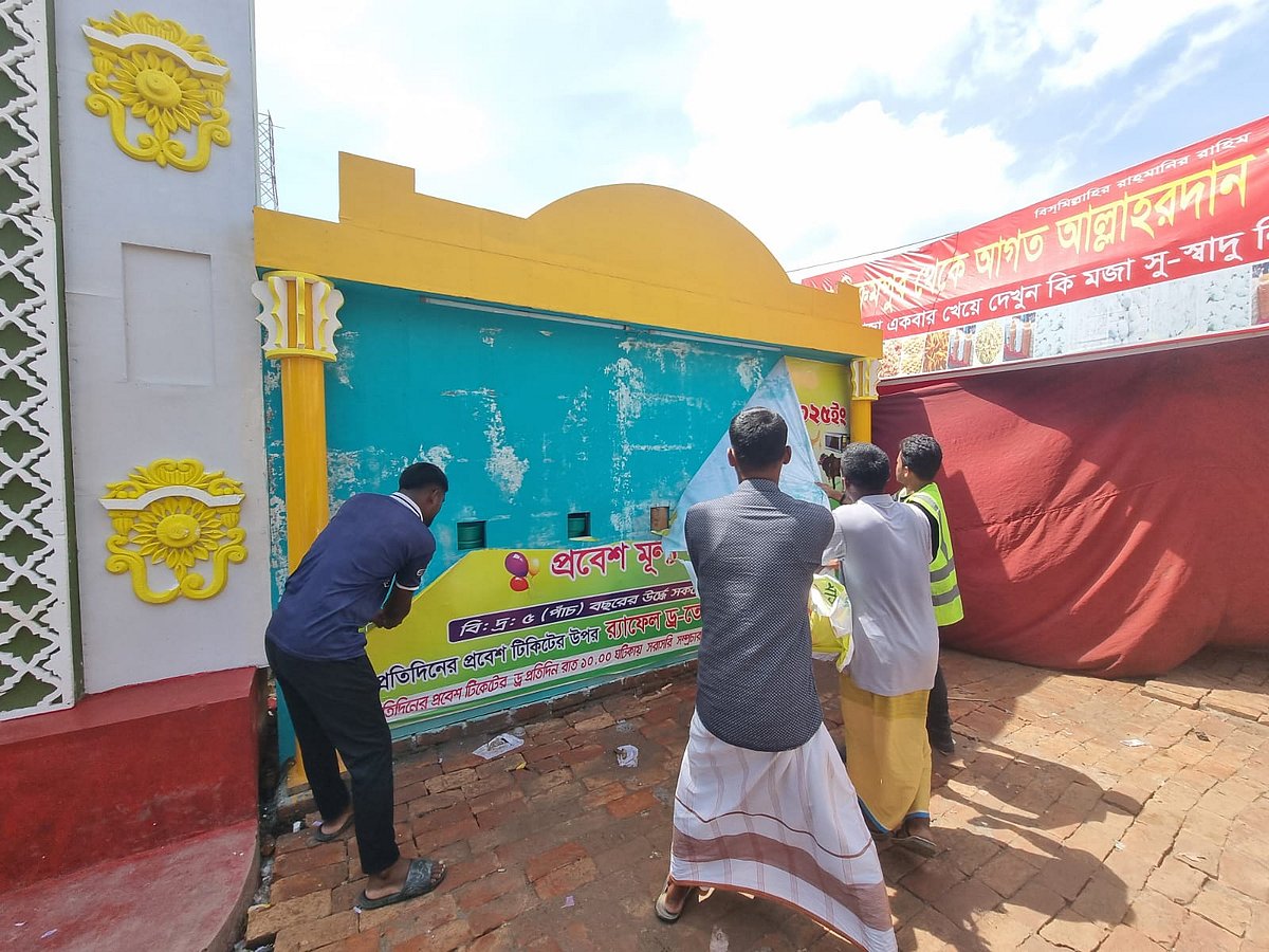 গাজীপুর মহানগরীর গাছা উচ্চবিদ্যালয়ের মাঠে আয়োজন করা মেলার নামে লটারি–বাণিজ্য বন্ধ করেছে প্রশাসন। তুলে ফেলা হচ্ছে ব্যানার। আজ মঙ্গলবার সকাল সাড়ে ১০টার দিকে