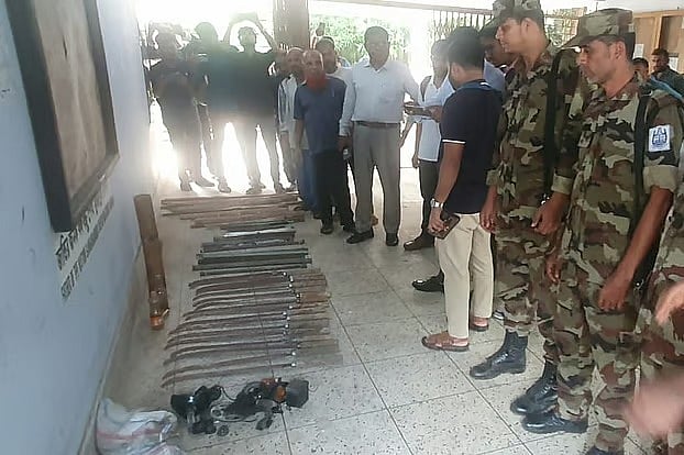 গত বছরের ৩০ সেপ্টেম্বর চট্টগ্রাম বিশ্ববিদ্যালয়ের শহীদ আব্দুর রব হলে অভিযানের পর উদ্ধার করা দেশি অস্ত্র। বিশ্ববিদ্যালয়ের নিরাপত্তা দপ্তরে রাখা এসব অস্ত্র গত রোববার সংঘর্ষের সময় লুট হয়