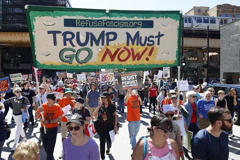 যুক্তরাষ্ট্রের ইলিনয়ের শিকাগোতে শ্রমিক দিবসে আয়োজিত ‘ওয়ার্কার্স ওভার বিলিয়নিয়ার্স’ র্যালিতে প্ল্যাকার্ড হাতে বিক্ষোভকারীরা। ১ সেপ্টেম্বর ২০২৫