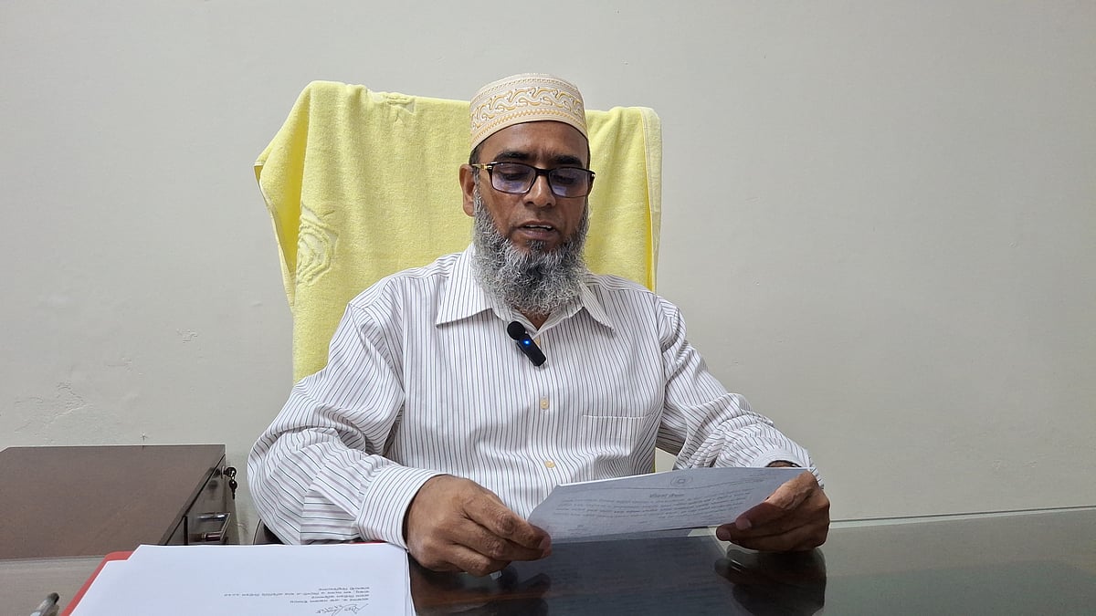 সাংবাদিকদের সঙ্গে কথা বলছেন প্রধান নির্বাচন কমিশনার এফ নজরুল ইসলাম। আজ মঙ্গলবার বিকেলে রাকসুর কোষাধ্যক্ষের কার্যালয়ে