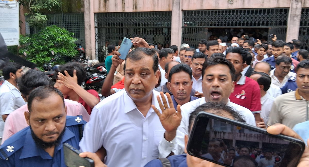 বরগুনায় আওয়ামী লীগপন্থী ১২ আইনজীবীকে কারাগারে নেওয়া হয়। আজ মঙ্গলবার