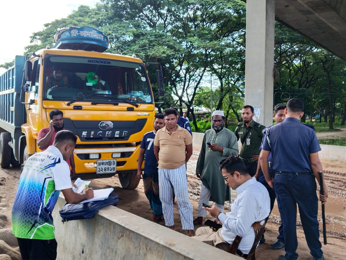 ভ্রাম্যমাণ আদালত পরিচালনা করেন নির্বাহী ম্যাজিস্ট্রেট ও আশুগঞ্জের ইউএনও রাফে মোহাম্মদ। আজ মঙ্গলবার
