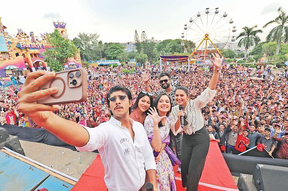 কৃতী শিক্ষার্থীদের সঙ্গে সেলফি তুলছেন অভিনয় ও সংগীতশিল্পীরা। বাঁ থেকে তৌসিফ মাহবুব, জেফার রহমান, সাবিলা নূর, তাসনিয়া ফারিণ ও ইমরান মাহমুদুল। গতকাল ঢাকার আশুলিয়ায় ফ্যান্টাসি কিংডমে
