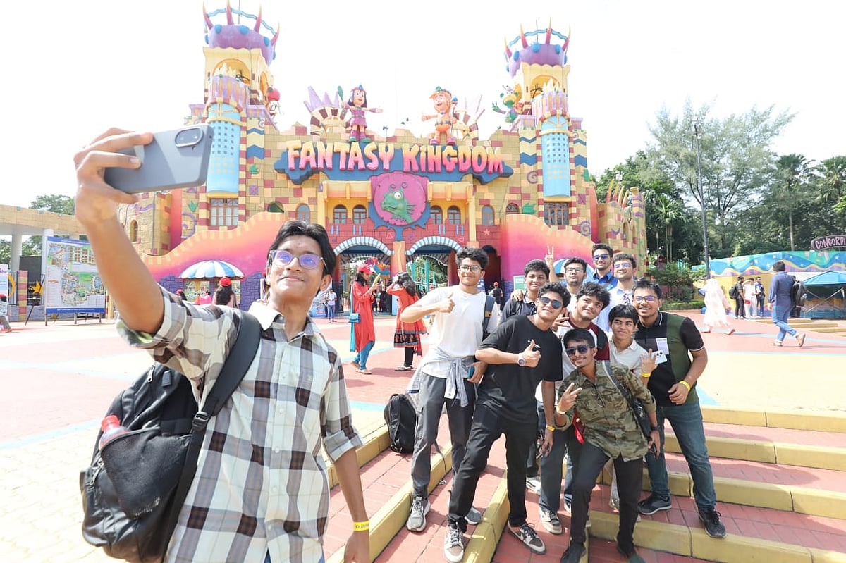 জিপিএ-৫ উৎসবে এসে সেলফি তুলছে কৃতী শিক্ষার্থীরা। আজ মঙ্গলবার সাভারের আশুলিয়ার ফ্যান্টাসি কিংডমে