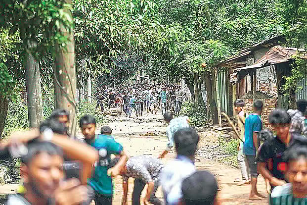 চট্টগ্রাম বিশ্ববিদ্যালয়ে শিক্ষার্থী ও স্থানীয় বাসিন্দাদের সংঘর্ষ। গত রোববার দুপুরে ক্যাম্পাসের ২ নম্বর গেটসংলগ্ন জোবরা গ্রামে