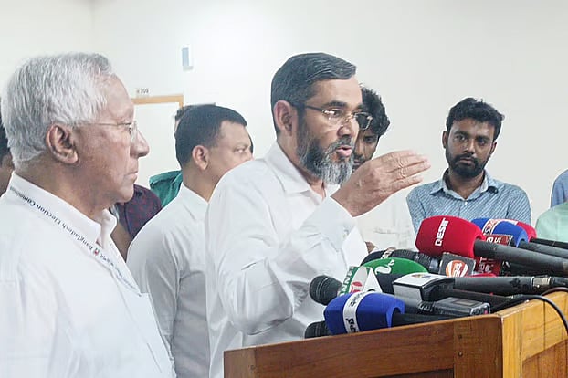 নির্বাচন কমিশনার আবুল ফজল মো. সানাউল্লাহ সাংবাদিকদের ব্রিফ করেন। ৩ সেপ্টেম্বর