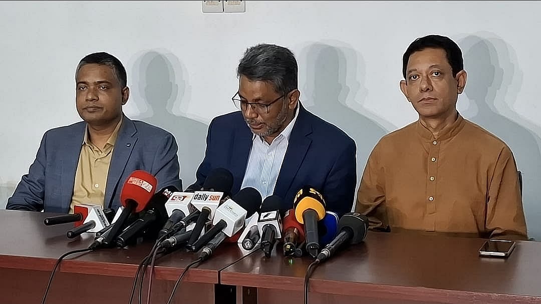 জরুরি সংবাদ সম্মেলনে ডাকসু ও হল সংসদ নির্বাচনের প্রধান রিটার্নিং কর্মকর্তা অধ্যাপক মো. জসিম উদ্দিন (মাঝে)। আজ বুধবার রাতে ঢাকা বিশ্ববিদ্যালয় নবাব নওয়াব আলী সিনেট ভবনে