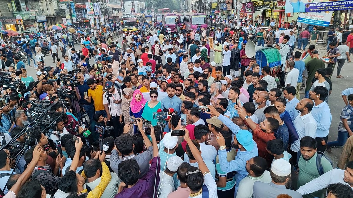 সড়ক অবরোধে গণ অধিকার পরিষদের নেতা–কর্মীরা। আজ বুধবার বিকেল সাড়ে চারটায় রাজধানীর পল্টন মোড়ে