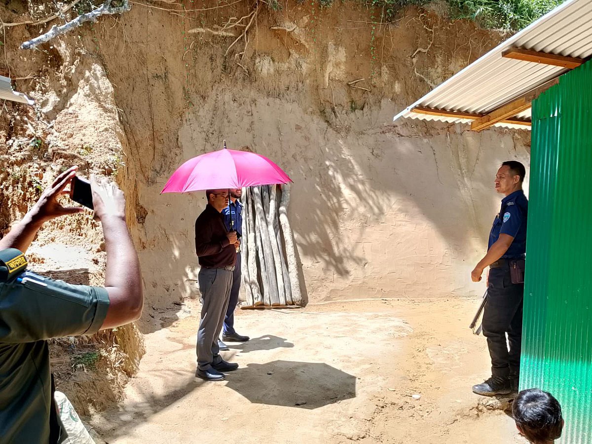 খাগাড়ছড়িতে পাহাড় কাটা বন্ধে ভ্রাম্যমাণ আদালতের অভিযান। আজ সকালে সদর উপজেলার সবুজবাগ এলাকায়