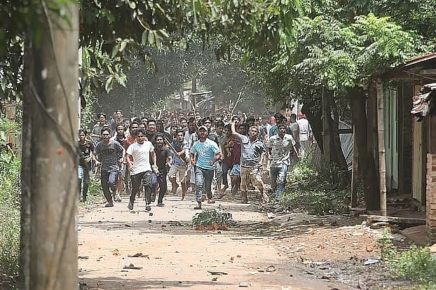 চট্টগ্রাম বিশ্ববিদ্যালয়ে শিক্ষার্থীদের সঙ্গে স্থানীয় লোকজনের সংঘর্ষ হয়। রোববার দুপুরে ক্যাম্পাসের দুই নম্বর গেটসংলগ্ন জোবরা গ্রামে