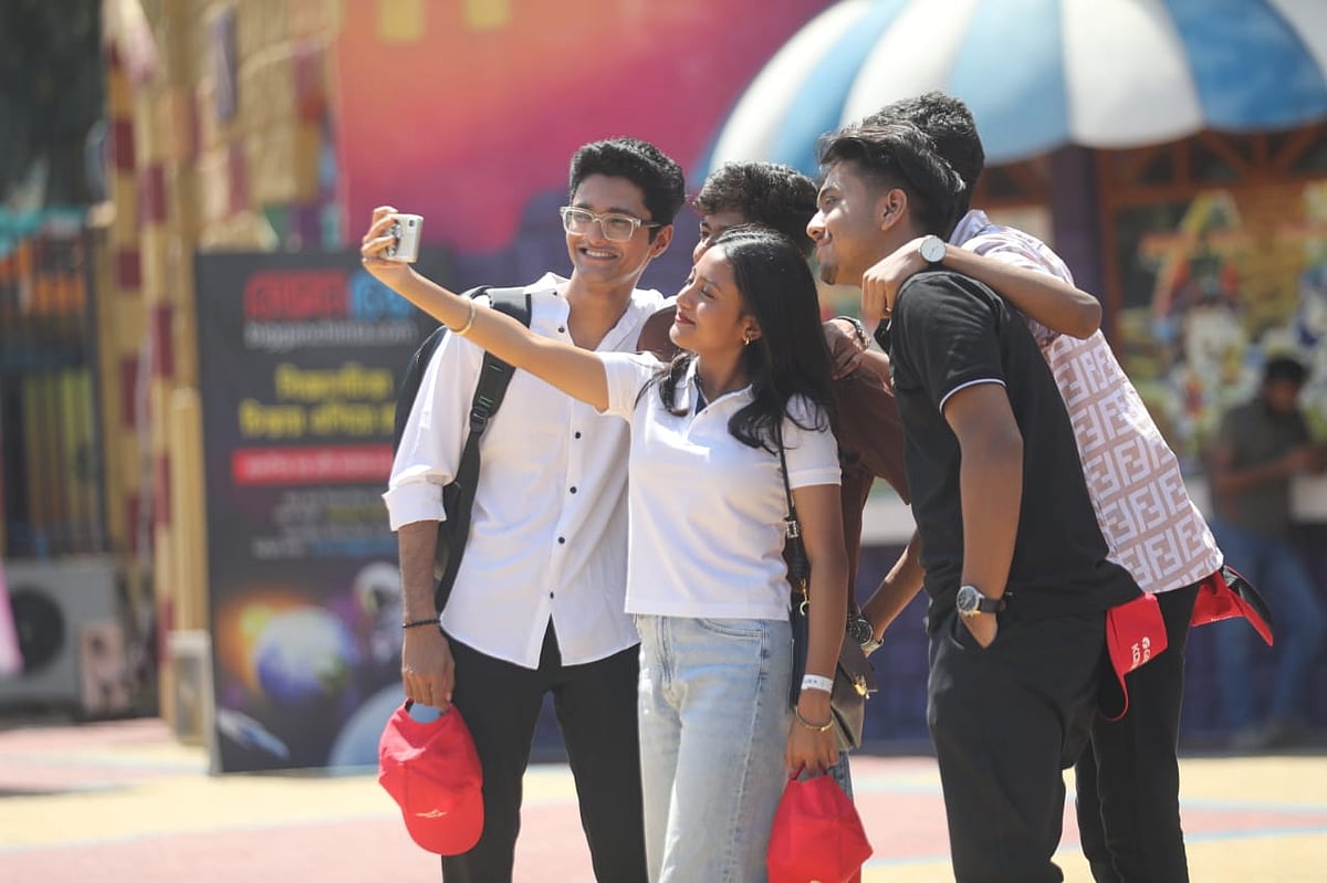 শিখো-প্রথম আলো জিপিএ-৫ প্রাপ্ত কৃতী সংবর্ধনা অনুষ্ঠানে আসা শিক্ষার্থীরা। আজ বুধবার সাভারের আশুলিয়ার ফ্যান্টাসি কিংডমে