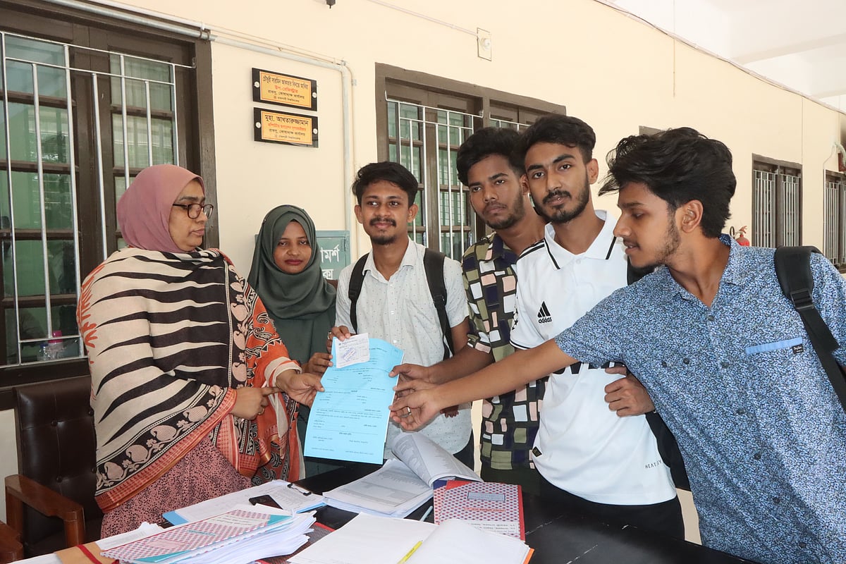 রাজশাহী বিশ্ববিদ্যালয় কেন্দ্রীয় ছাত্র সংসদ (রাকসু) নির্বাচনের মনোনয়ন ফরম তুলছেন প্রথম বর্ষের কয়েকজন শিক্ষার্থী। আজ দুপুরে রাকসু কোষাধ্যক্ষের কার্যালয়ে