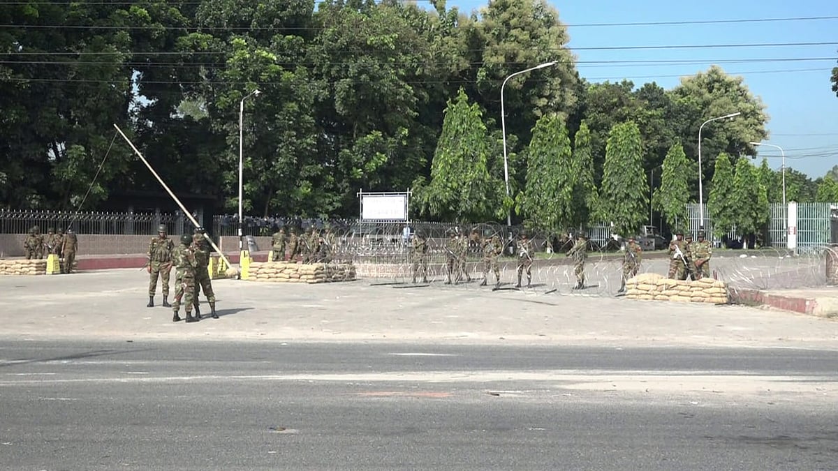 নীলফামারীর উত্তরা ইপিজেডে শ্রমিক অসন্তোষের জেরে বুধবার বন্ধ রয়েছে ইপিজেডের সব কারখানা। মোতায়েন করা আছে আইনশৃঙ্খলা রক্ষাকারী বাহিনী