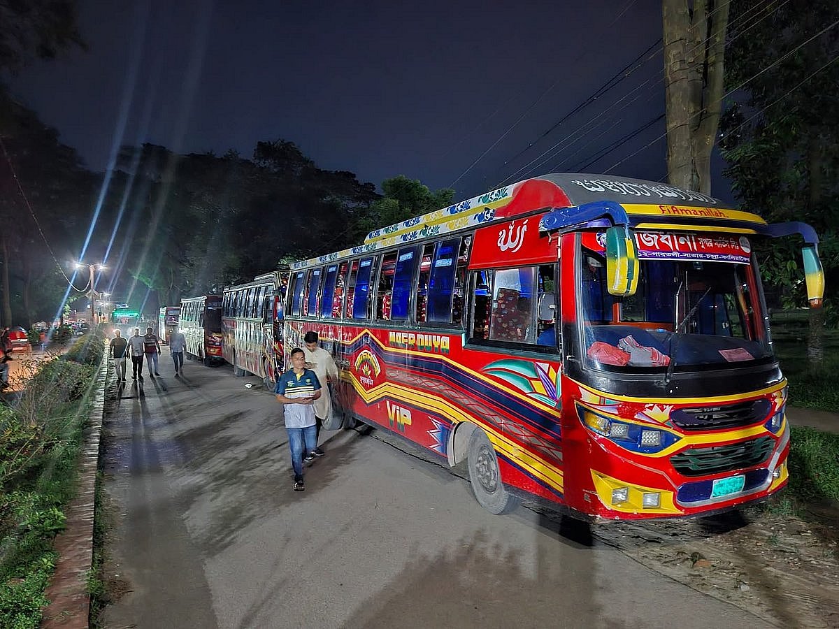 জাহাঙ্গীরনগর বিশ্ববিদ্যালয়ের এক ছাত্রীকে বাসে ওঠার সময় ধাক্কা দিয়ে ফেলে দেওয়ার অভিযোগে রাজধানী পরিবহনের ২৮টি বাস জব্দ করেছেন একদল শিক্ষার্থী। গতকাল মঙ্গলবার রাতে