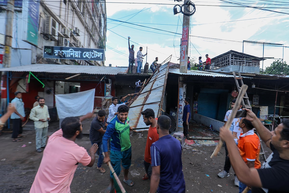 জাতীয় পার্টির কার্যালয় থেকে সাইনবোর্ড ও গ্রিলসহ বিভিন্ন মালামাল ও কাগজপত্র নিয়ে যান গণ অধিকার পরিষদের নেতা–কর্মীরা। ডাকবাংলা মোড়, খুলনা, ৩ সেপ্টেম্বর