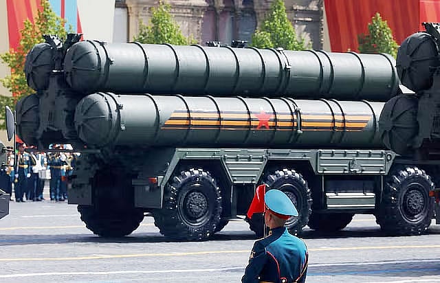 সামরিক কুচকাওয়াজে প্রদর্শিত হচ্ছে এস-৪০০ আকাশ প্রতিরক্ষা ক্ষেপণাস্ত্রব্যবস্থা। নাৎসি জার্মানির বিরুদ্ধে বিজয়ের ৮০ বছর পূর্তি উপলক্ষে রাশিয়ার রাজধানী মস্কোর রেড স্কয়ারে, ৯ মে ২০২৫