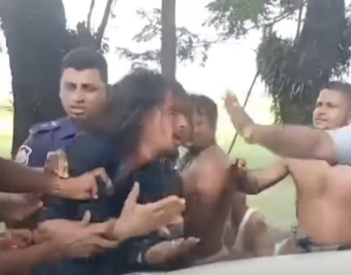 সিলেটে গোয়াইনঘাটে শিশু অপহরণকারী সন্দেহে সন্ত্রাসী রিয়াজুল ইসলামকে আটকের পর মারধর করেন স্থানীয় গ্রামবাসী। বুধবার বিকেলে