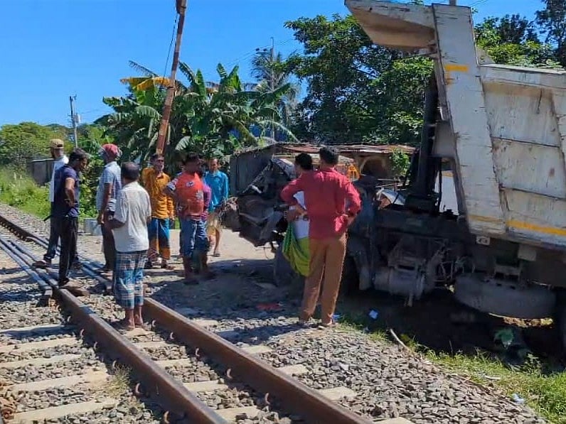 দুর্ঘটনাকবলিত ড্রাম ট্রাক। আজ সকালে গাজীপুর মহানগরের দক্ষিণখান আক্কাস মার্কেট এলাকায়