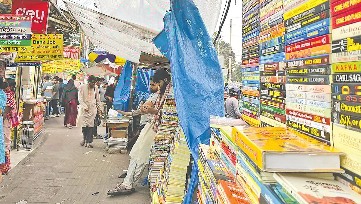 রাজধানীর নীলক্ষেতে ফুটপাত থেকে শুরু করে ভেতরে অনেক দোকান আছে, যেখানে থরে থরে সাজানো শত শত এমনকি হাজারো পুরোনো বই