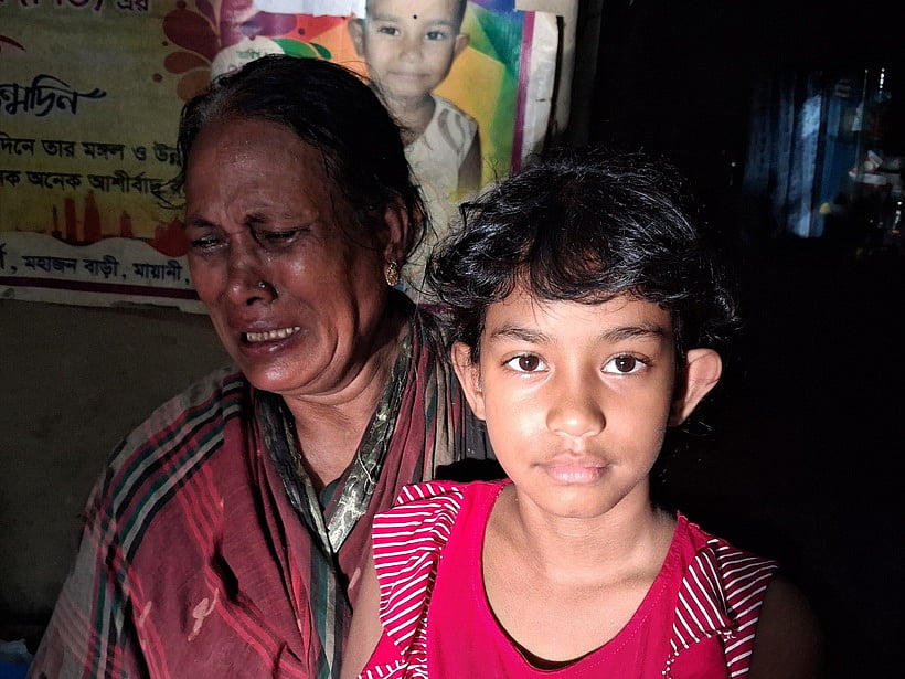সড়ক দুর্ঘটনায় নিহত ছেলে সনি বড়ুয়ার কথা বলে কান্নায় ভেঙে পড়েন মা নিয়তি বড়ুয়া। দাদির কোলে বাবা হারানো সুকর্ণা বড়ুয়া। গত ৩১ আগস্ট দুপুরে মিরসরাইয়ের মায়ানিতে