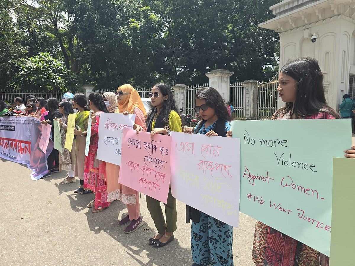 সাইবার বুলিং ও নারী নিপীড়ন বন্ধ করে নারী শিক্ষার্থীদের নিরাপত্তা নিশ্চিতের দাবিতে জাতীয়তাবাদী ছাত্রদলের নারী নেতা–কর্মীদের মানববন্ধন। আজ বুধবার দুপুরে হাইকোর্টের সামনে