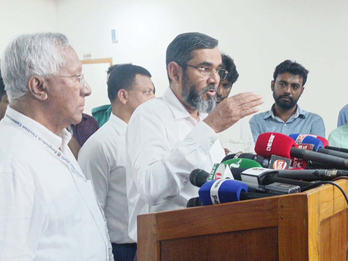 নির্বাচন কমিশনার আবুল ফজল মো. সানাউল্লাহ সাংবাদিকদের ব্রিফ করেন। ৩ সেপ্টেম্বর