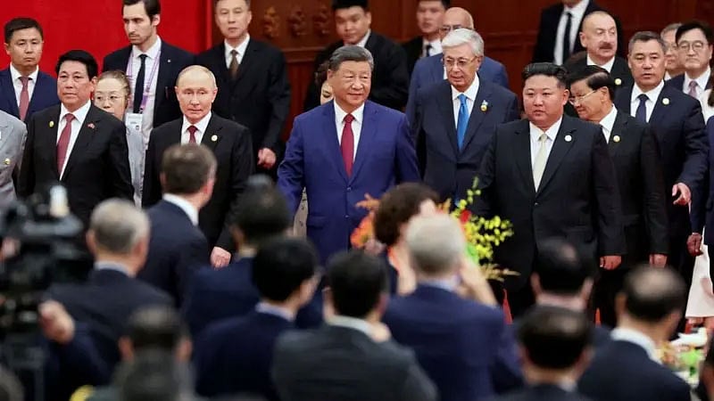 মধ্যাহ্নভোজের আয়োজনে চীনের প্রেসিডেন্ট সি চিন পিং, রাশিয়ার প্রেসিডেন্ট ভ্লাদিমির পুতিন ও উত্তর কোরিয়ার নেতা কিম জং–উনসহ আমন্ত্রিত রাষ্ট্রনেতারা। চীনের রাজধানী বেইজিংয়ে, ৩ সেপ্টেম্বর ২০২৫