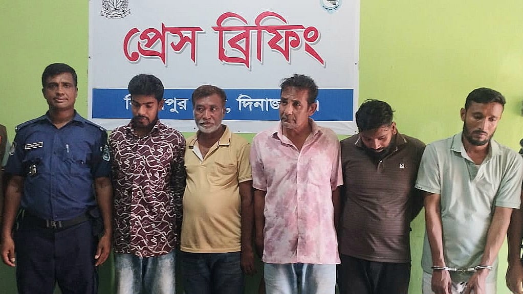 নারায়ণগঞ্জ থেকে ছিনতাই হওয়া প্রাইভেট কার বিরামপুরে বিক্রির সময় যুবলীগ নেতাসহ গ্রেপ্তার ছিনতাইকারী চক্রের ৫ সদস্য