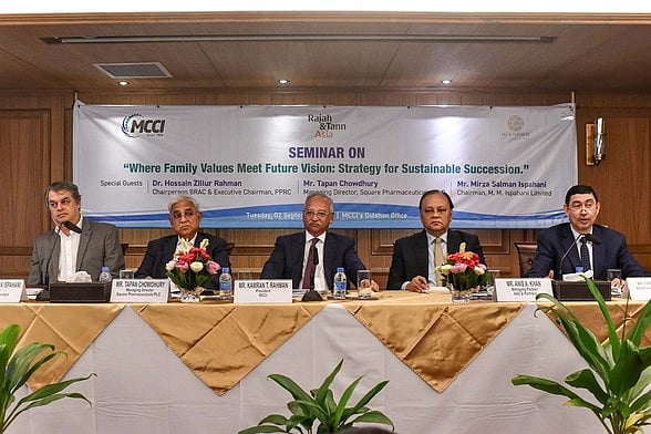 পারিবারিক ব্যবসা নিয়ে আয়োজিত সেমিনারে (বাঁ থেকে) ইস্পাহানি গ্রুপের এম এম ইস্পাহানির চেয়ারম্যান মির্জা সালমান ইস্পাহানি, স্কয়ার ফার্মার এমডি তপন চৌধুরী, মেট্রো চেম্বারের সভাপতি কামরান টি রহমানসহ অন্য অতিথিরা। গতকাল গুলশানে মেট্রো চেম্বারের কার্যালয়ে