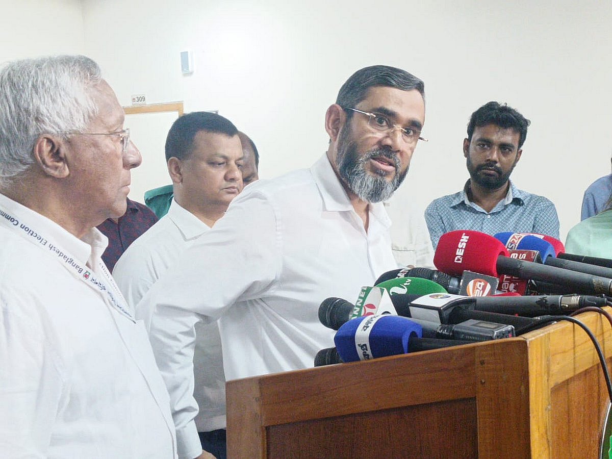 নির্বাচন কমিশনার আবুল ফজল মো. সানাউল্লাহ সাংবাদিকদের ব্রিফ করেন। ৩ সেপ্টেম্বর